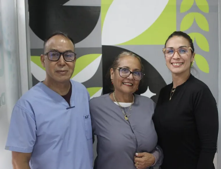 Tres odontólogos en su consultorio.